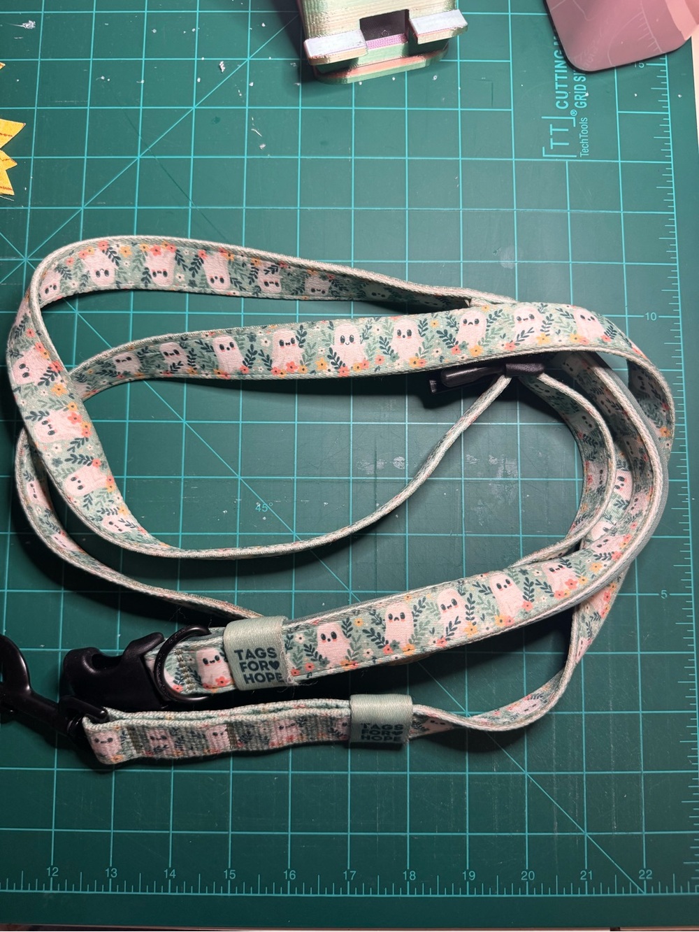 Hands Free 6 ft Tags for Hope Floral Ghost Pattern Dog Leash - Picture 2 of 4